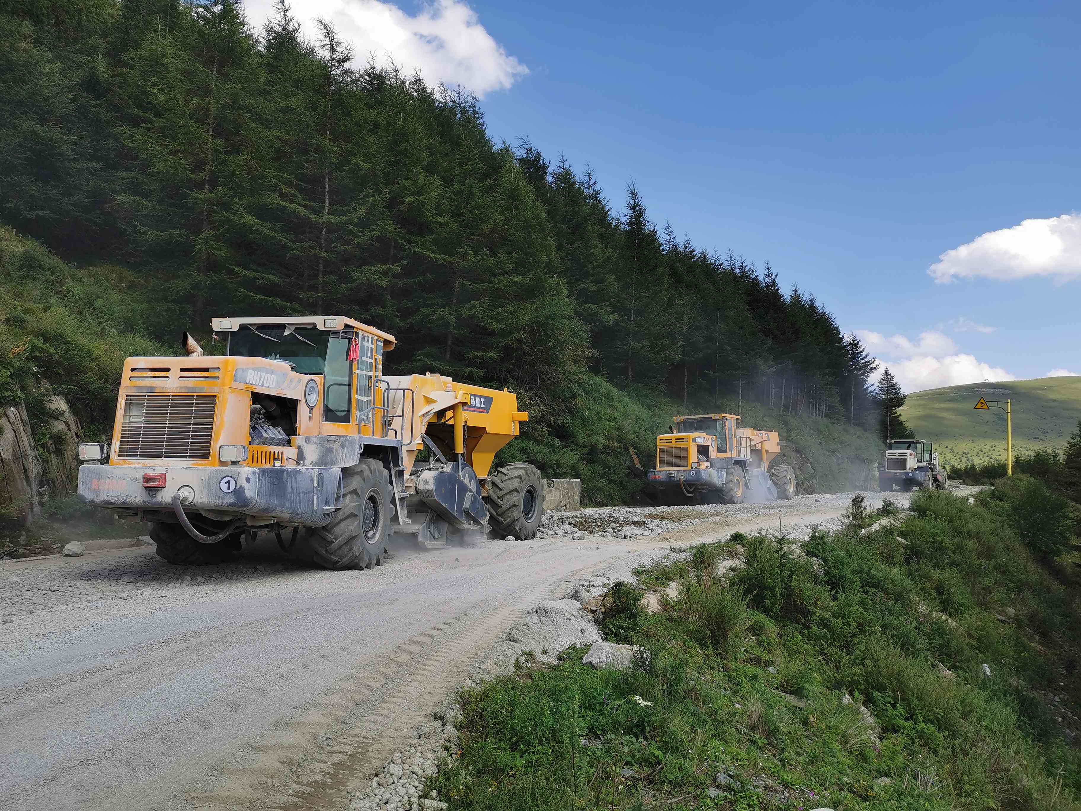 RH700，水泥路面再生機(jī)五臺山水泥路破碎施工